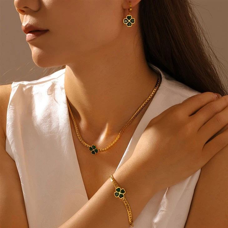 Green Glass Clover Chain Necklace