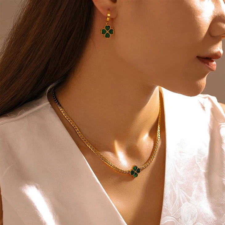 Green Glass Clover Chain Necklace