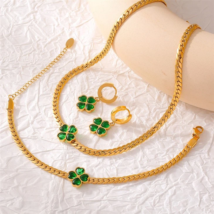 Green Glass Clover Chain Necklace